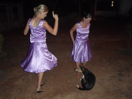 Afscheidskado van onze naaister showen aan de hond..